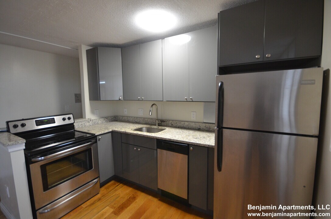 119 Trapelo Rd, Unit 33 in Belmont, MA - Building Photo