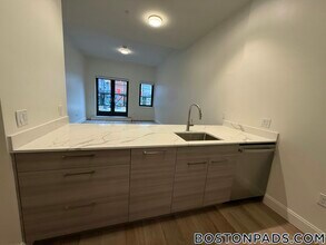 1079 Commonwealth Ave, Unit 208 in Boston, MA - Foto de edificio - Building Photo