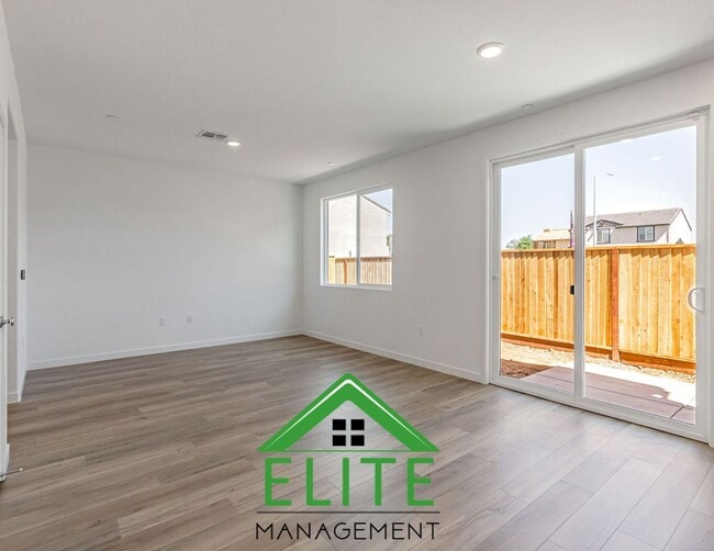 5272 Senesta Cir in Sacramento, CA - Building Photo - Building Photo