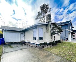 1734 NE Bryant St in Portland, OR - Building Photo