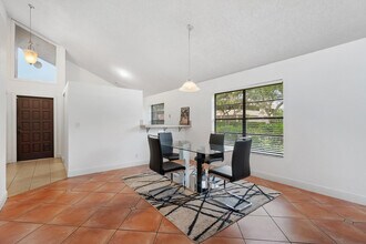 166 Sparrow Dr in Royal Palm Beach, FL - Foto de edificio - Building Photo