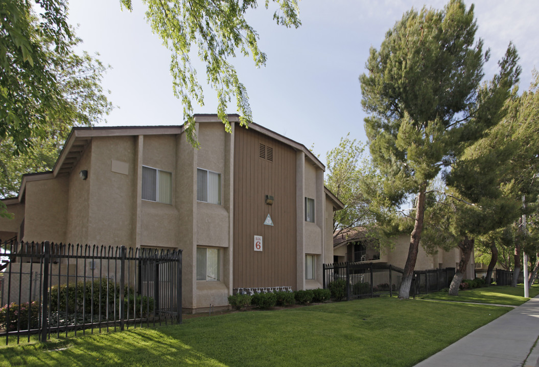 East 35th St. Apartments in Palmdale, CA - Building Photo