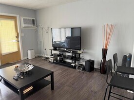 1110 N Riverside Dr, Unit 9 in Pompano Beach, FL - Building Photo