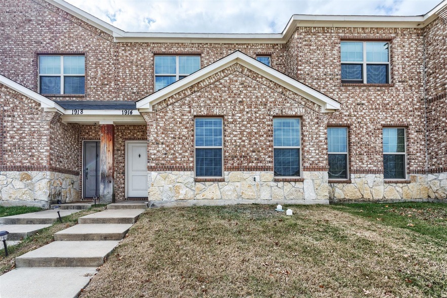 1914 Timber Oaks Dr, Unit 2 in Garland, TX - Building Photo