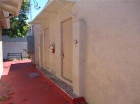 2204 Atlanta St, Unit 4 in Hollywood, FL - Building Photo