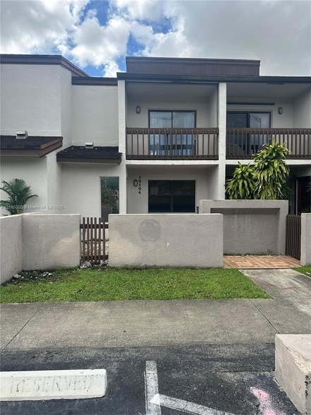 10104 NW 41st St in Doral, FL - Foto de edificio - Building Photo