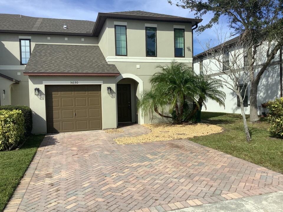 5030 NW Coventry Cir in Port St. Lucie, FL - Foto de edificio