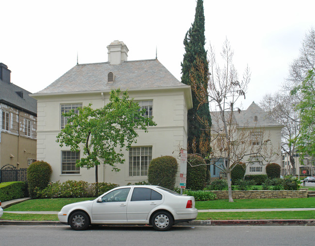 201 El Camino Dr in Beverly Hills, CA - Building Photo - Building Photo