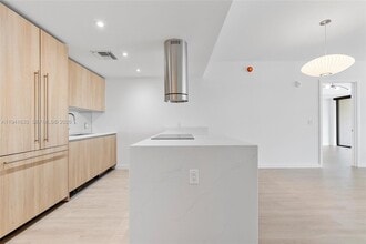 9901 W Bay Harbor Dr in Bay Harbor Islands, FL - Foto de edificio - Building Photo