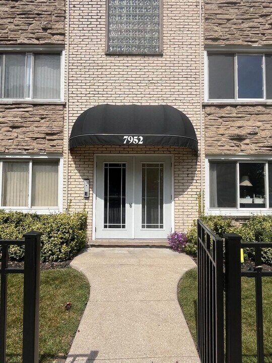7952 Madison St in River Forest, IL - Building Photo