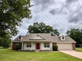2137 E Stanwyk Dr in Fayetteville, AR - Building Photo