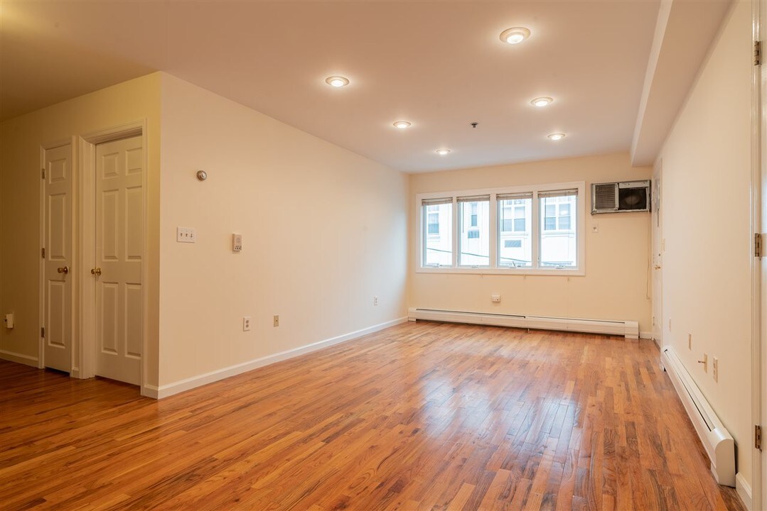 632 Adams St-Unit -2 in Hoboken, NJ - Building Photo