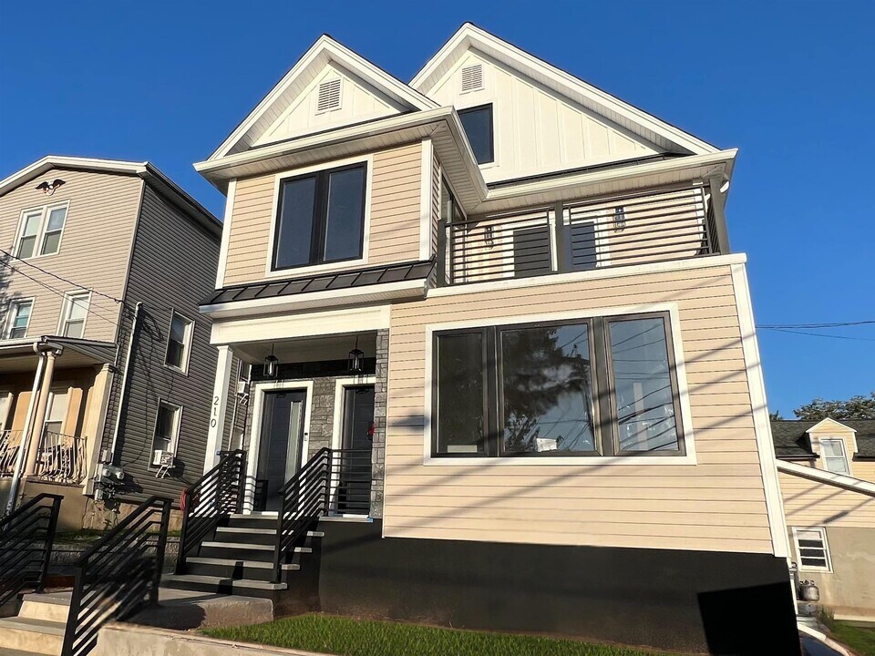 210 Waldo Pl in Englewood, NJ - Building Photo