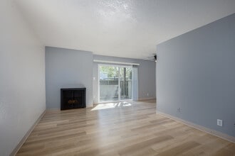 Cottage Bay Apartments in Sacramento, CA - Foto de edificio - Interior Photo