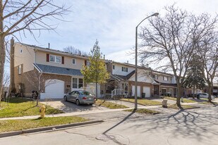 61 Puma Dr in Toronto, ON - Building Photo