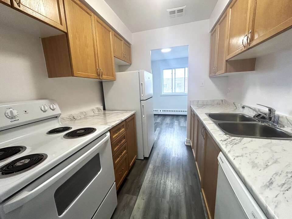 1 Bernick Dr in Barrie, ON - Building Photo