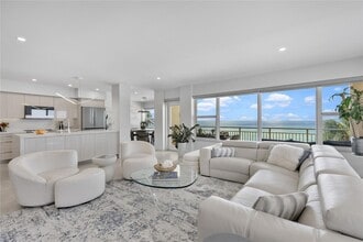 601 Longboat Club Rd in Longboat Key, FL - Foto de edificio - Building Photo