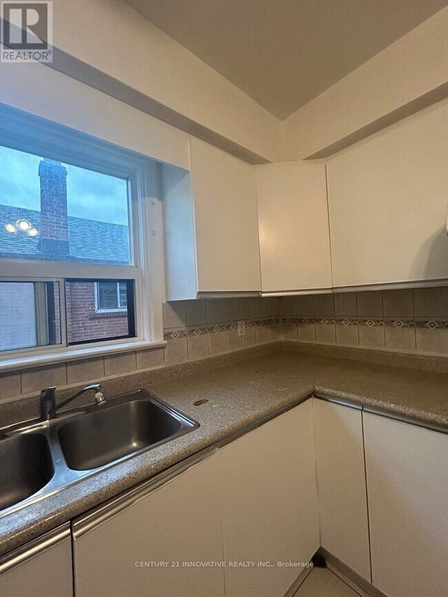 1837 Victoria Park Ave in Toronto, ON - Building Photo - Building Photo