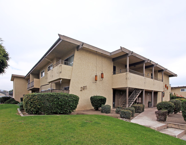 Orange Oak Apartments in Orange, CA - Building Photo - Building Photo