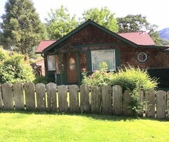 1036 6th Ave in Gold Hill, OR - Building Photo