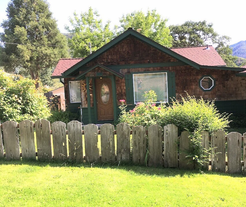 1036 6th Ave in Gold Hill, OR - Building Photo