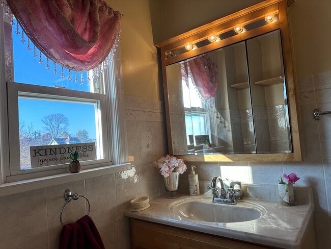 269 N 1st Ave, Unit B in Manville, NJ - Foto de edificio - Building Photo