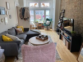 1746 W Beach Ave, Unit 2F in Chicago, IL - Foto de edificio - Building Photo