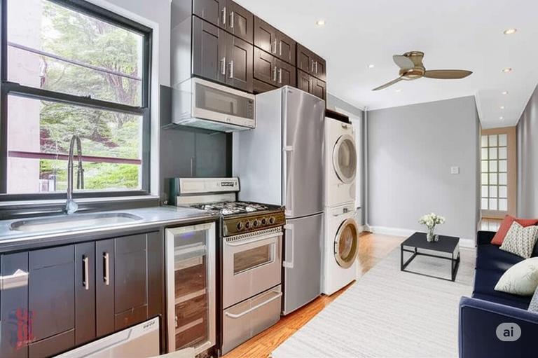 212 E 105th St in New York, NY - Building Photo