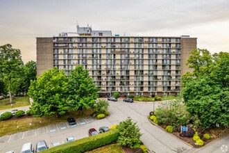 Perrytown Place in Pittsburgh, PA - Foto de edificio - Building Photo