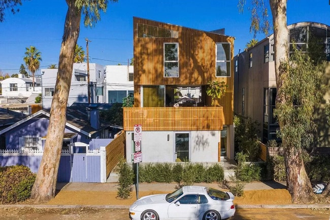 1519 Cabrillo Ave, Unit 1 in Venice, CA - Foto de edificio - Building Photo