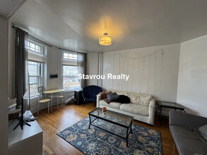 1681 Beacon St, Unit 1 in Brookline, MA - Foto de edificio - Building Photo
