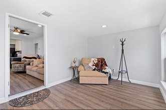 9413 Clinton Dr in Houston, TX - Foto de edificio - Building Photo