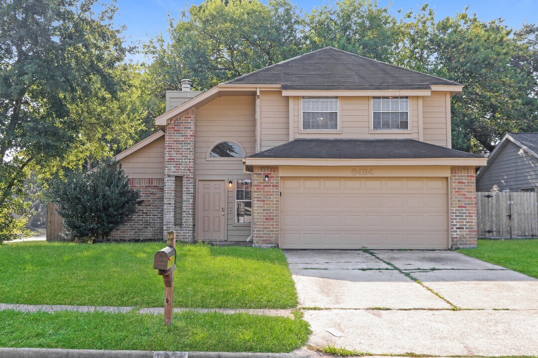 8454 Lake Crystal Dr in Houston, TX - Building Photo