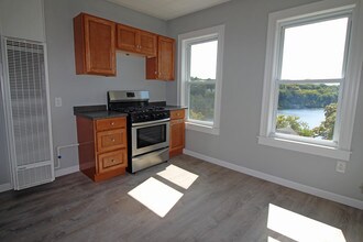 125 Grove St, Unit 2 in Clinton, MA - Foto de edificio - Building Photo