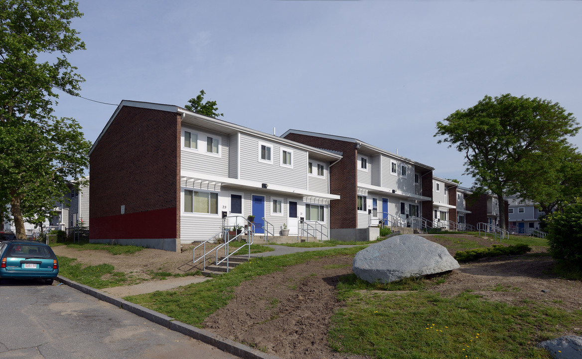 De Medeiros Apartments in New Bedford, MA - Building Photo