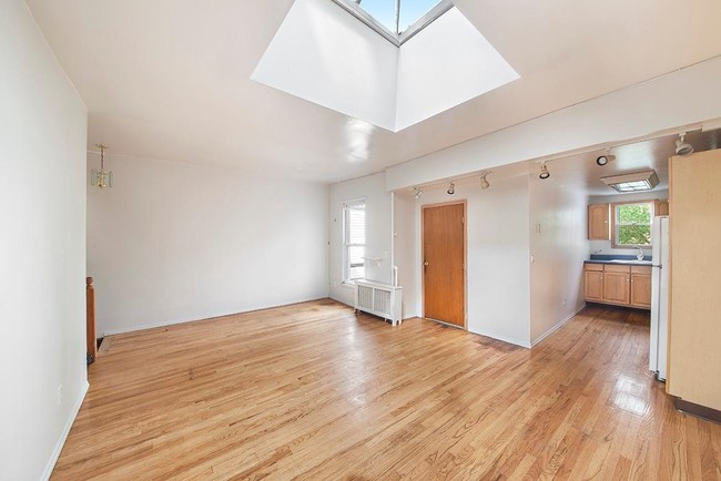 186 Russell St in Brooklyn, NY - Building Photo - Interior Photo