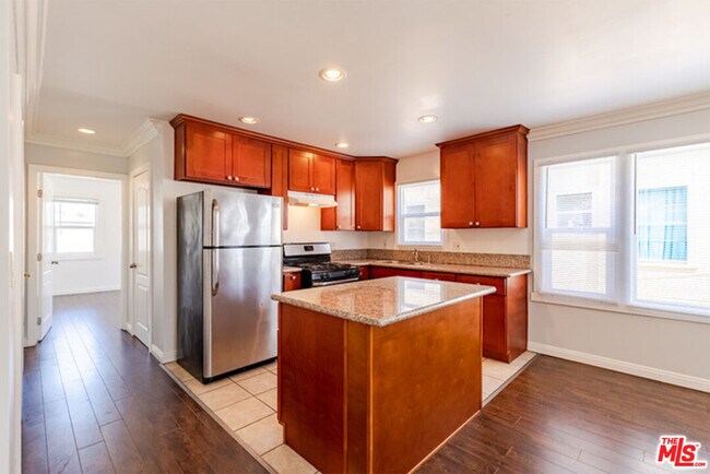1409 Bronson Ave in Los Angeles, CA - Building Photo - Building Photo