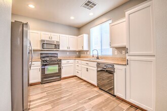 7568 Swan Cove Ct in Las Vegas, NV - Building Photo - Building Photo