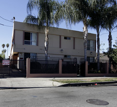 6655 Etiwanda Ave in Reseda, CA - Building Photo - Building Photo