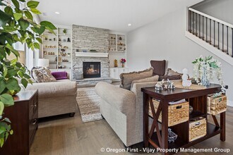 16702 NW Trillium St in Portland, OR - Building Photo - Building Photo