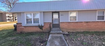 2545 S Ingram Mill Rd in Springfield, MO - Building Photo