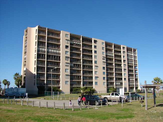 The Breakers Condominiums in Corpus Christi, TX - Building Photo - Building Photo