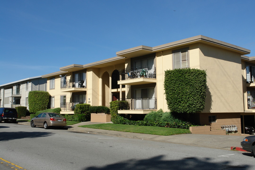 330 Richmond Dr in Millbrae, CA - Building Photo