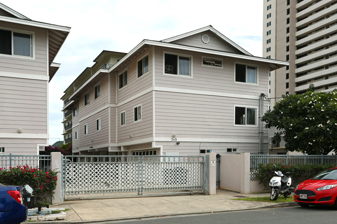 745a-745b Ekela Ave in Honolulu, HI - Building Photo