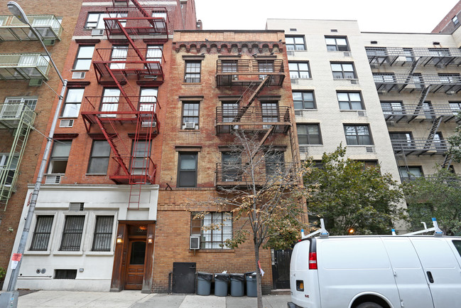 337 E 54th St in New York, NY - Building Photo - Building Photo