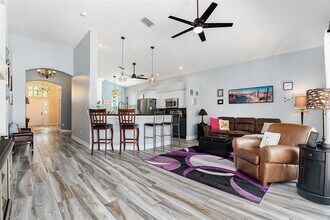 9026 Cliff Lake Ln in Tampa, FL - Foto de edificio - Building Photo