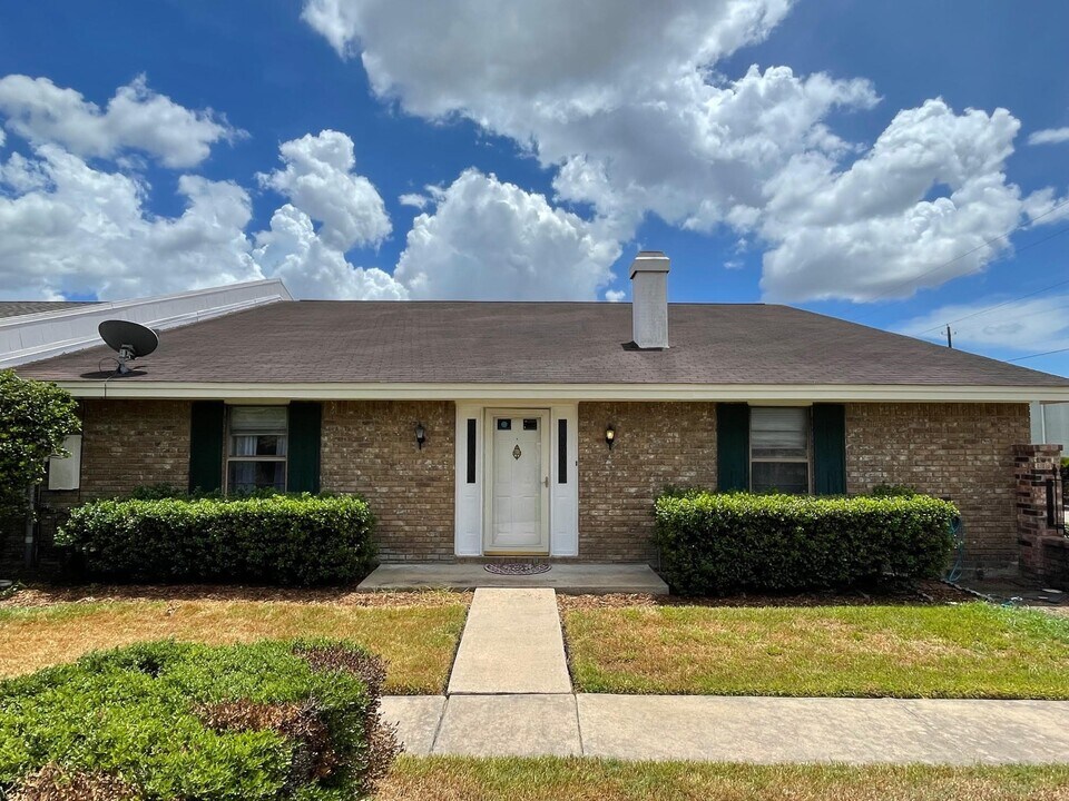 1732 Ave C in El Campo, TX - Building Photo