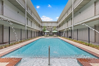Patio Villa in Metairie, LA - Foto de edificio - Building Photo