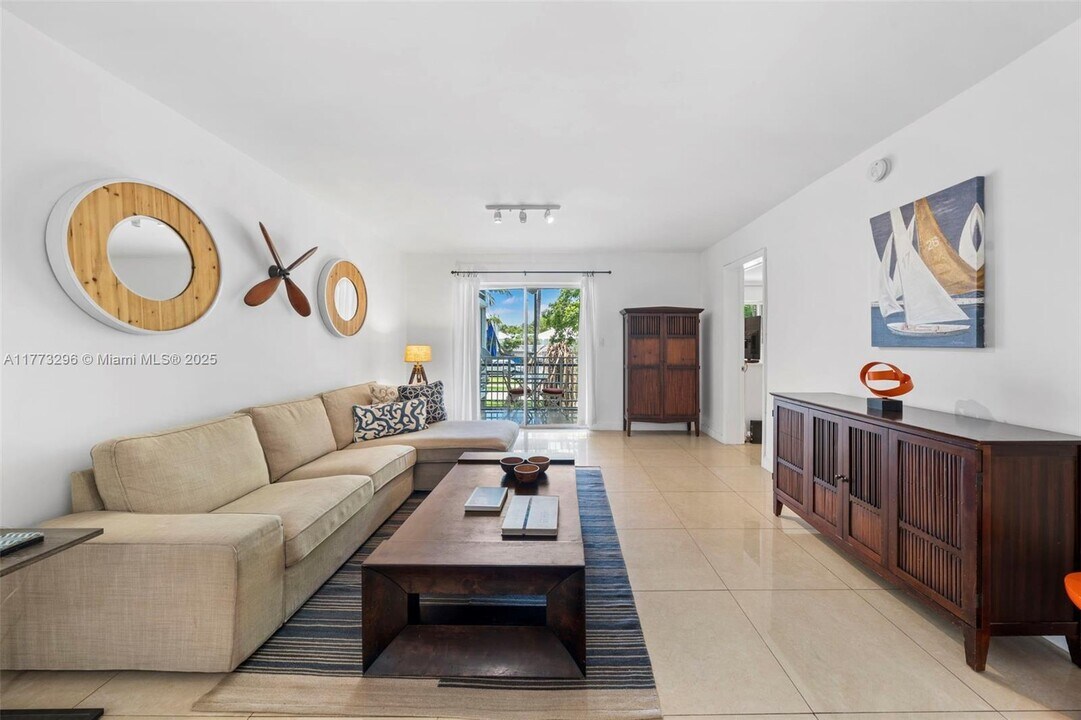251 Galen Dr in Key Biscayne, FL - Building Photo