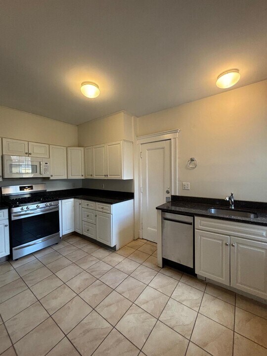 1558 Massachusetts Ave in Cambridge, MA - Building Photo